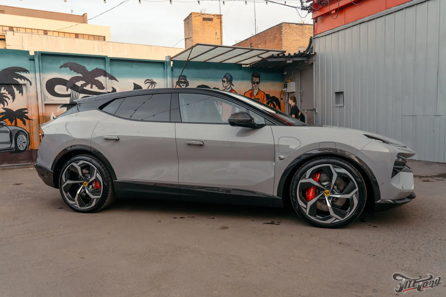 Обзор нового электрокроссовера Lotus Eletre R+, окрас бамперов и оклейка полиуретаном